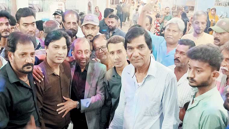 ڈاکٹر فاروق ستار کا مختلف  مندروں کا دورہ 