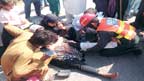  کار اور موٹر سائیکل کے تصادم  میں خاتون اور بچہ زخمی 