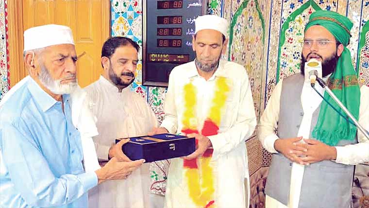 کیپٹن ابوذر شہید کے والد حاجی  فاروق وڑائچ کو قرآن پاک کا تحفہ 