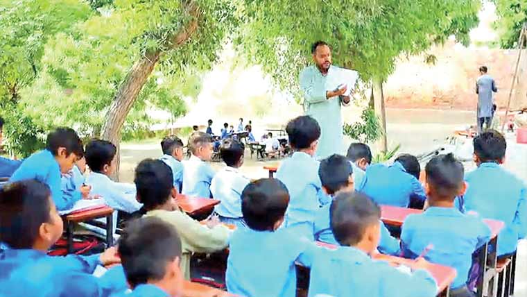 کمالیہ:بچے کھلے آسمان تلے تعلیم حاصل کرنے پر مجبور