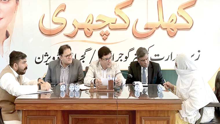  کمشنر کی سمبڑیال میں کھلی کچہری ،شکایات کے ازالے کا حکم 