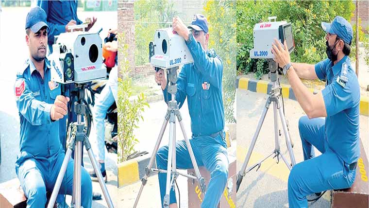 تیز رفتاری، کنال روڈ پر سپیڈ گنز سے گاڑیوں کی جانچ
