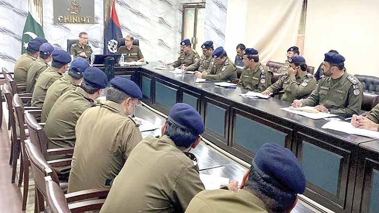 آر پی او کا دورہ چنیوٹ ،یادگار شہدا پر حاضری ،پھول چڑھائے 