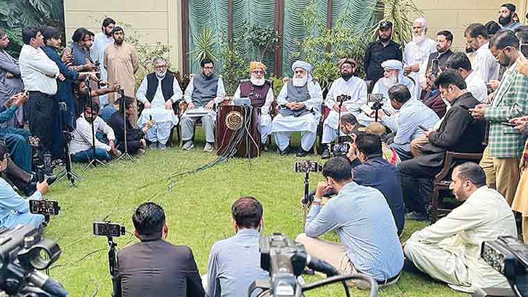  پختونخوا میں گورنر راج ، ایمرجنسی مسترد ، پارلیمنٹ کا ان کیمرہ اجلاس بلایا جائے : فضل الرحمٰن 