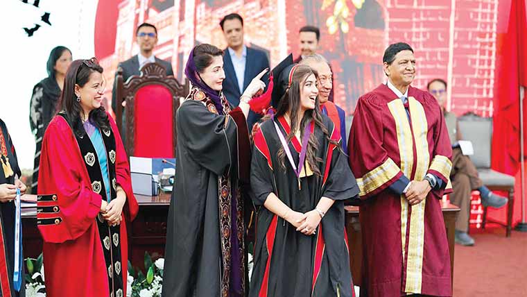  کنیئرڈ کالج آمد پر طالبات نے  وزیراعلیٰ کا جوش وخروش سے استقبال  کیا،مریم نوازنے میڈل پہنائے  ڈگریاں عطا کیں،گولڈ میڈل حاصل  کرنیوالی سپیشل طالبہ کیساتھ اظہار شفقت 