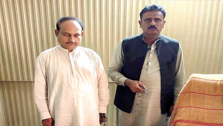 اے سی قائد آباد کا ریڈر 20 ہزار رشوت لیتے رنگے ہاتھوں گرفتار