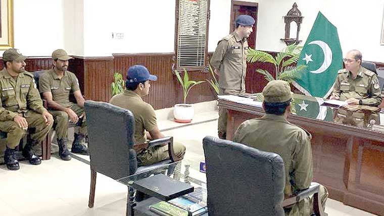 چنیوٹ: ڈی پی او کی پولیس اہلکاروں سے ملاقات