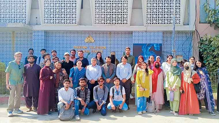 اردو یونیورسٹی کے طلبہ کا پی ٹی وی سینٹر کا مطالعاتی دورہ