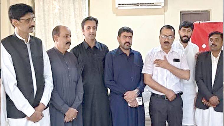 شورکوٹ بار کے سابق صدر عطاء اﷲشیخ  کامہر توقیر کے پینل کی حمایت کا اعلان 
