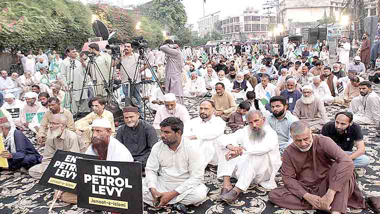 حکومت ،جماعت  اسلامی  مذاکرات ،پٹرولیم  لیوی  پر 3رکنی  کمیٹی  قائم:ملک  بھر  میں  احتجاج 150مقامات  پر  دھرنے