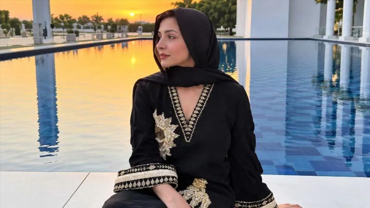 ملائکہ اروڑا ابوظہبی میں  برقع پہن کر مسجد پہنچ گئیں 