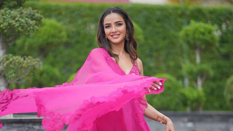  کالی کہلائے جانے پر مندر میں خوبصورتی  کیلئے دعا کرتی تھی:جیسمین بھاسن