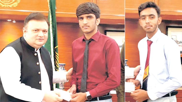 پولیس ملازمین کے ہونہار بچوں میں نقد انعامات تقسیم 