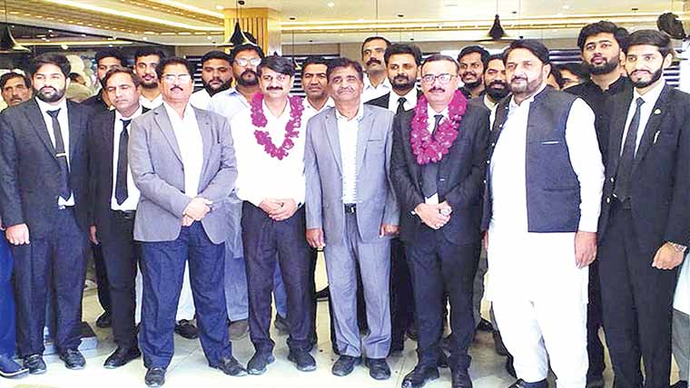 وزیرآباد 40:وکلا نے پروفیشنل  لائرز گروپ کی حمایت کر دی 