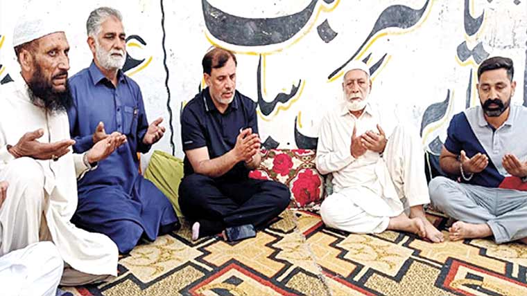 جسٹس چودھری رؤف عطا کی راہوالی  آمد،انور بٹ کی اہلیہ کے انتقال پر تعزت 