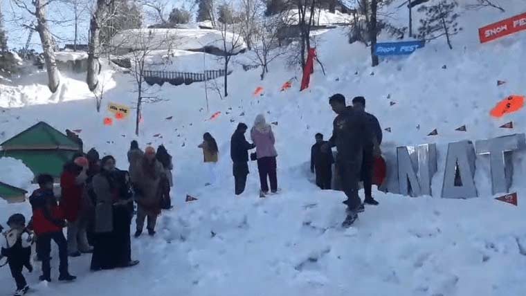 نتھیا گلی سمیت ملحقہ علاقوں میں برفباری،سیاحوں کارش