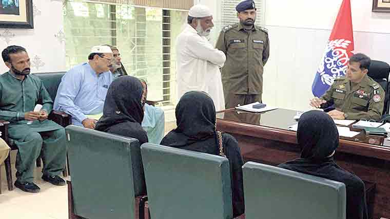 ایس پی انوسٹی گیشن کی کھلی کچہری   شہریوں کے مسائل سنے