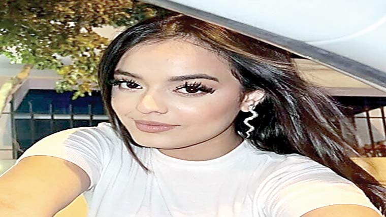 کاربے قابو ہوکر الٹ گئی ،زینب  رضا حادثے میں بال بال بچ گئیں
