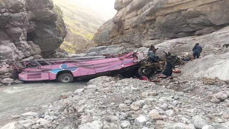 مری:گاڑی  کھائی  میں  گرگئی،ایک  ہی  خاندان  کے7افراد  جاں  بحق