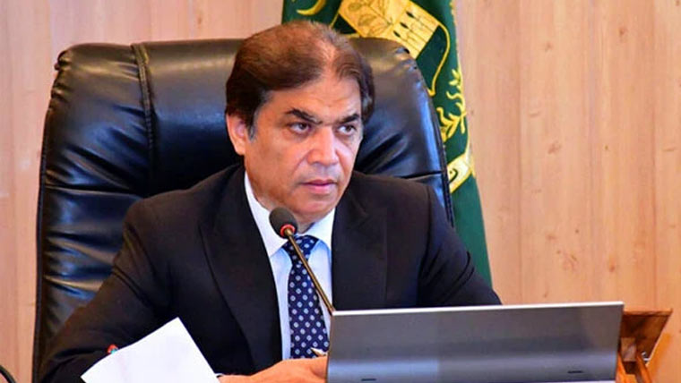 حنیف عباسی کاریلوے سٹیشن پرٹرینوں کے ڈبوں کامعائنہ