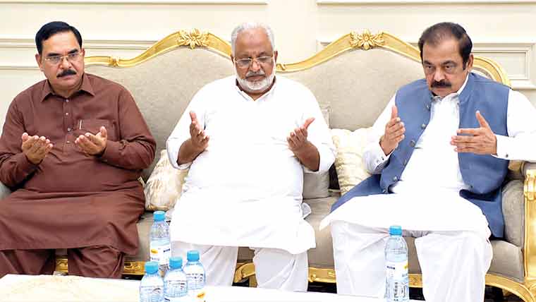 رانا ثناء اللہ کی مقتول صنعتکار ریحان اشرف  کے گھر آمد، اہلخانہ سے اظہار تعزیت