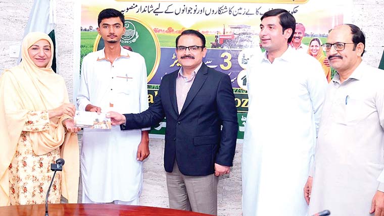 قرعہ اندازی سے زمین حاصل کرنیوالے افراد میں چیک تقسیم 