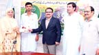 قرعہ اندازی سے زمین حاصل کرنیوالے افراد میں چیک تقسیم 