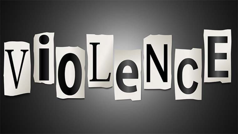 پولیس وردی میں ملزموں کا  خاتون سمیت شہری پر مبینہ تشدد