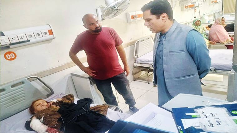 کمشنر کا الائیڈ ہسپتال ون کا دورہ، حادثے کے زخمیوں کی عیادت