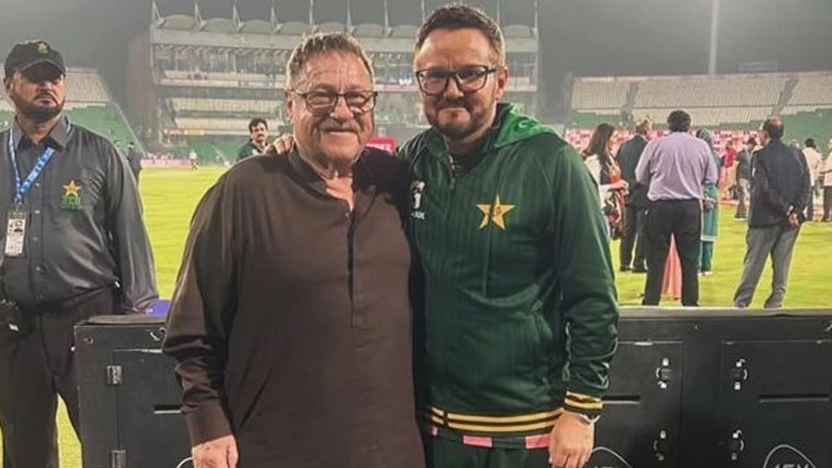  ہیڈ کوچ مائیک ہیسن کے والد نے  پاکستان انگلینڈ کا میچ سٹیڈیم میں دیکھا