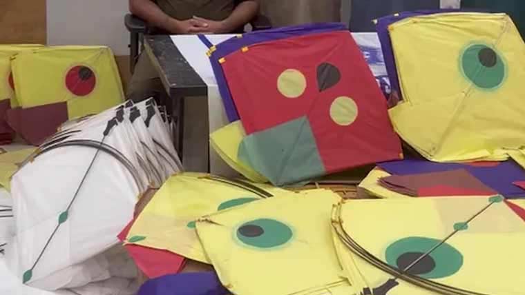 مکہ کالونی :گھر سے 2ہزار پتنگیں ،ڈور برآمد،3افراد گرفتار