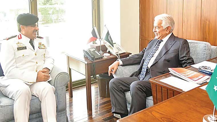 وزیر دفاع خواجہ آصف سے  کویتی بحریہ کے کمانڈر کی ملاقات