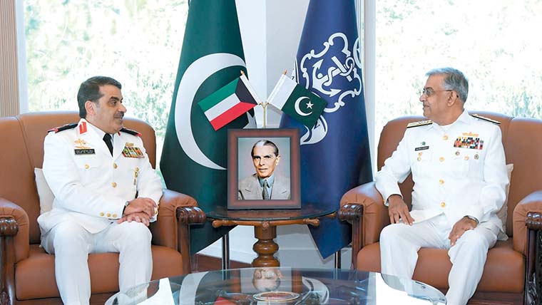 کمانڈر کویت نیول فورس کی  امیر البحر ایڈمرل نوید اشرف  سے ملاقات، پیشہ ورانہ امور پرگفتگو