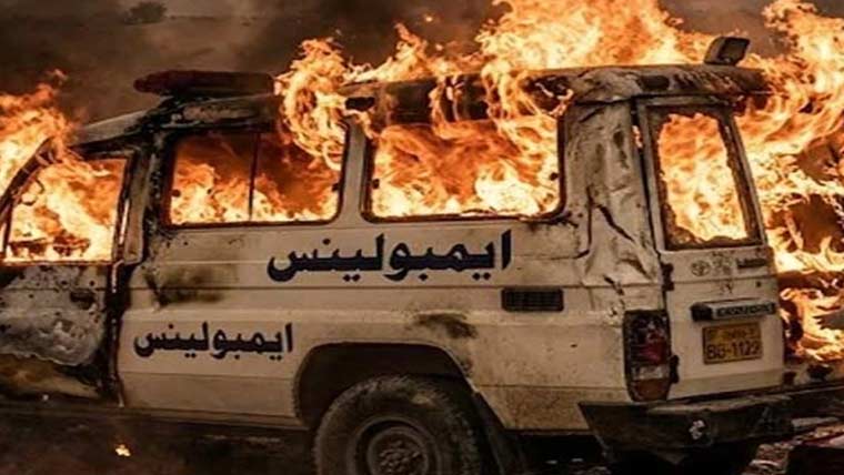 تھرپارکر :ایمبولینس میں آگ لگ گئی،8 افراد زندہ جل گئے