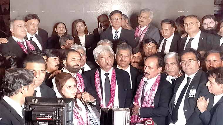 احسن بھون گروپ کے امجد شاہ سپریم کورٹ بار کے صدر منتخب