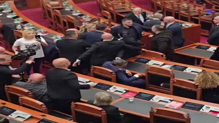 البانیہ :پارلیمنٹ میں ہنگامہ آرائی  اپوزیشن نے دھواں بم چلا دئیے