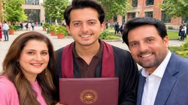 بیٹے کی گریجویشن مکمل ،’’جان ریمبو ‘‘خوشی سے نہال 