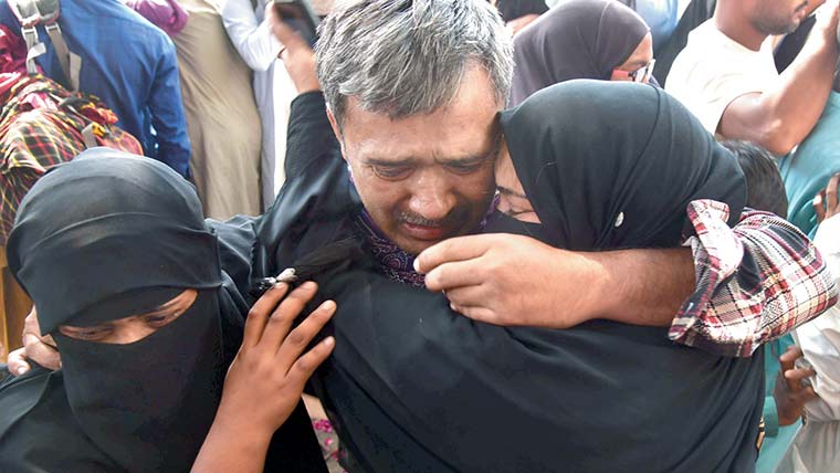 بھارتی قید سے رہائی پانے والے 11پاکستانی ماہی گیر کراچی پہنچ گئے