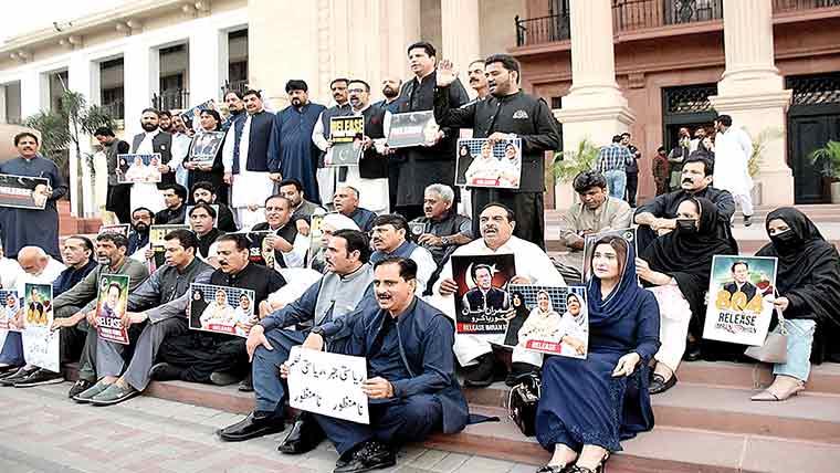 پی  ٹی  آئی  کا  گورنر  راج  کیخلاف  ہر  فورم  پر جدوجہد  کا فیصلہ،مذاکراتی  کمیٹی  بھی  تشکیل 