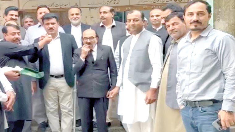 احسن بھون گروپ کی سپریم کورٹ بارکے  الیکشن میں کامیابی ،حافظ آباد میں جشن 