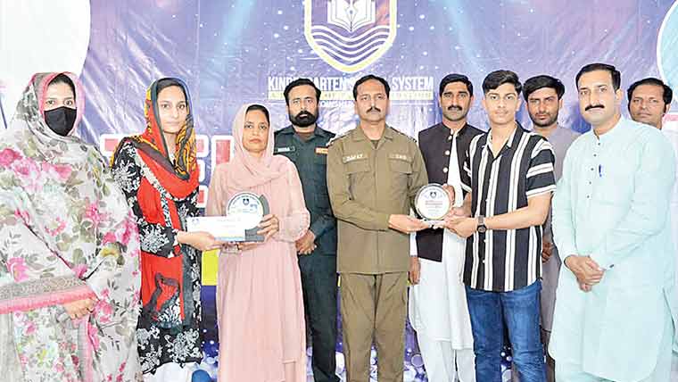 نوشہرہ ورکاں :میٹرک میں نمایاں پو زیشن  لینے والے طلبہ کے اعزاز میں تقریب 