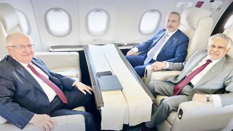  اسحاق ڈار،ترک وزیر خارجہ کے  ہمراہ شنگھائی تعاون تنظیم کے اجلاس  میں شرکت کیلئے بشکیک روانہ