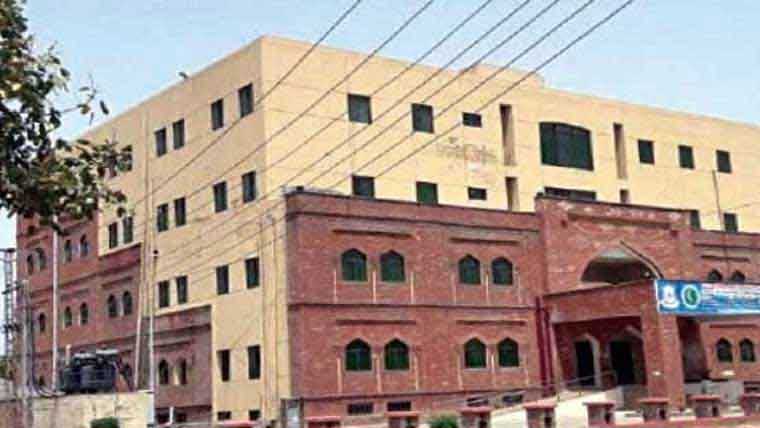الائیڈ ہسپتال ٹو: ادویات کی قلت ، مریض گھنٹوں قطاروں میں خوار، خالی ہاتھ لوٹنے لگے	