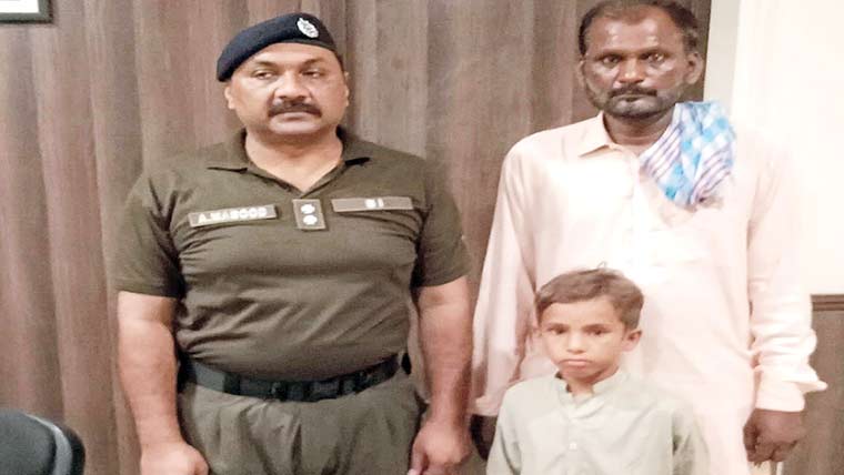  کمسن بچے کو ڈھونڈ کر  والدین کے حوالے کر دیا