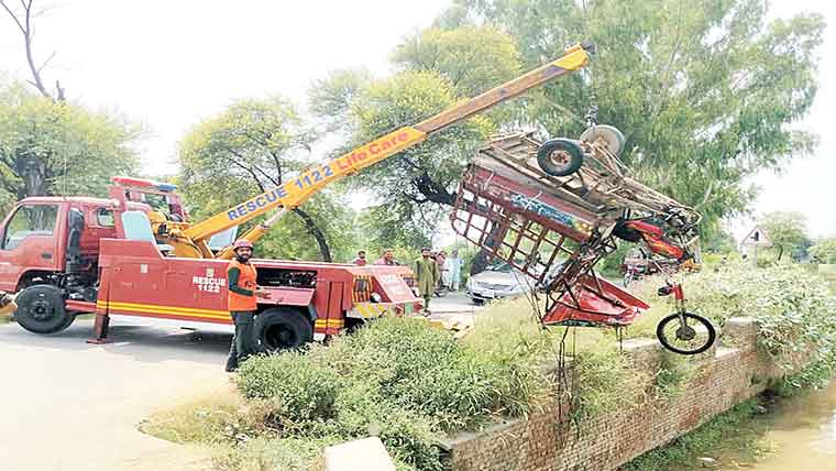 لوڈر رکشہ نالے میں جاگرا، حادثے میں کوئی شخص زخمی نہیں ہوا