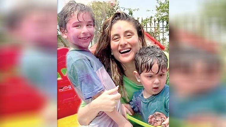 بیٹوں سے کہتی ہوں رونا آئے  تو رو لینا چاہیے :کرینہ کپور
