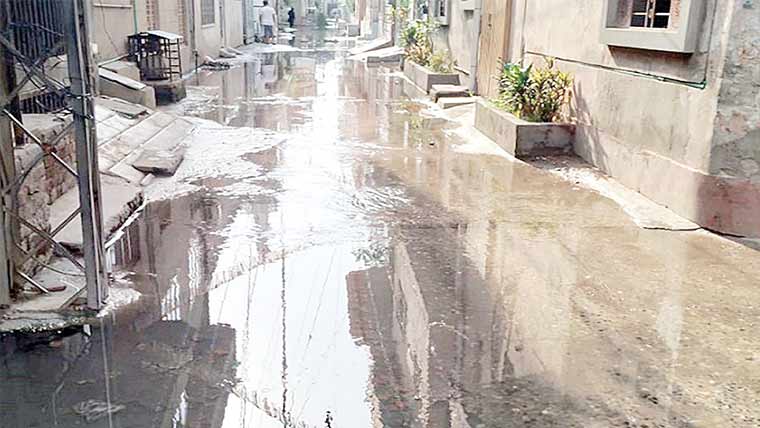 ڈی سی رہائشگاہ کے سامنے گلیوں میں سیوریج کا پانی جمع 