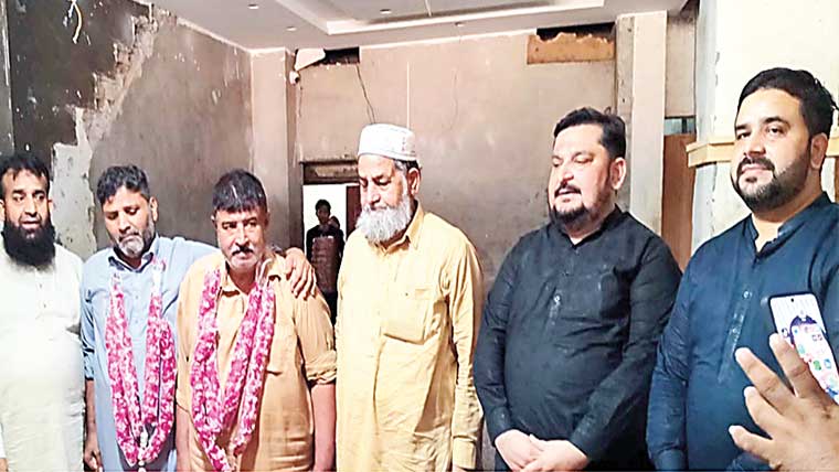  جڑانوالہ : 2 خوش نصیبوں  کو عمرہ پیکج دے دیا گیا