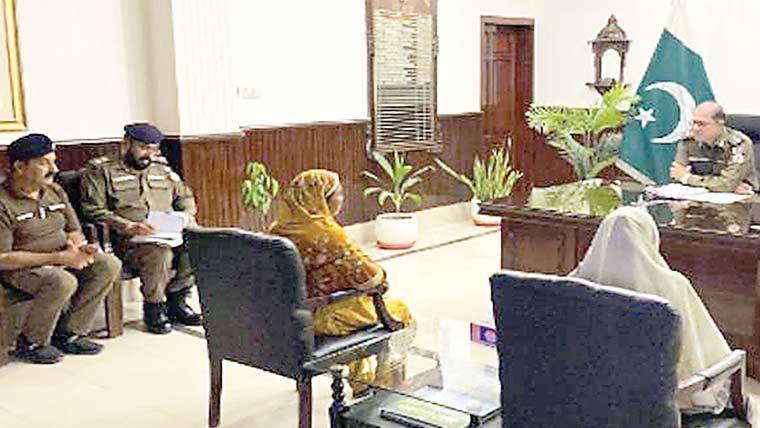  ڈی پی او چنیوٹ کی اہم مقدمات  کے مدعیان سے ملاقات، ملزموں  کی گرفتاری کی ہدایت