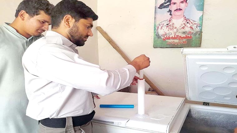 گاڑیوں اورموٹر سائیکلوں میں 47810 لیٹردودھ چیک